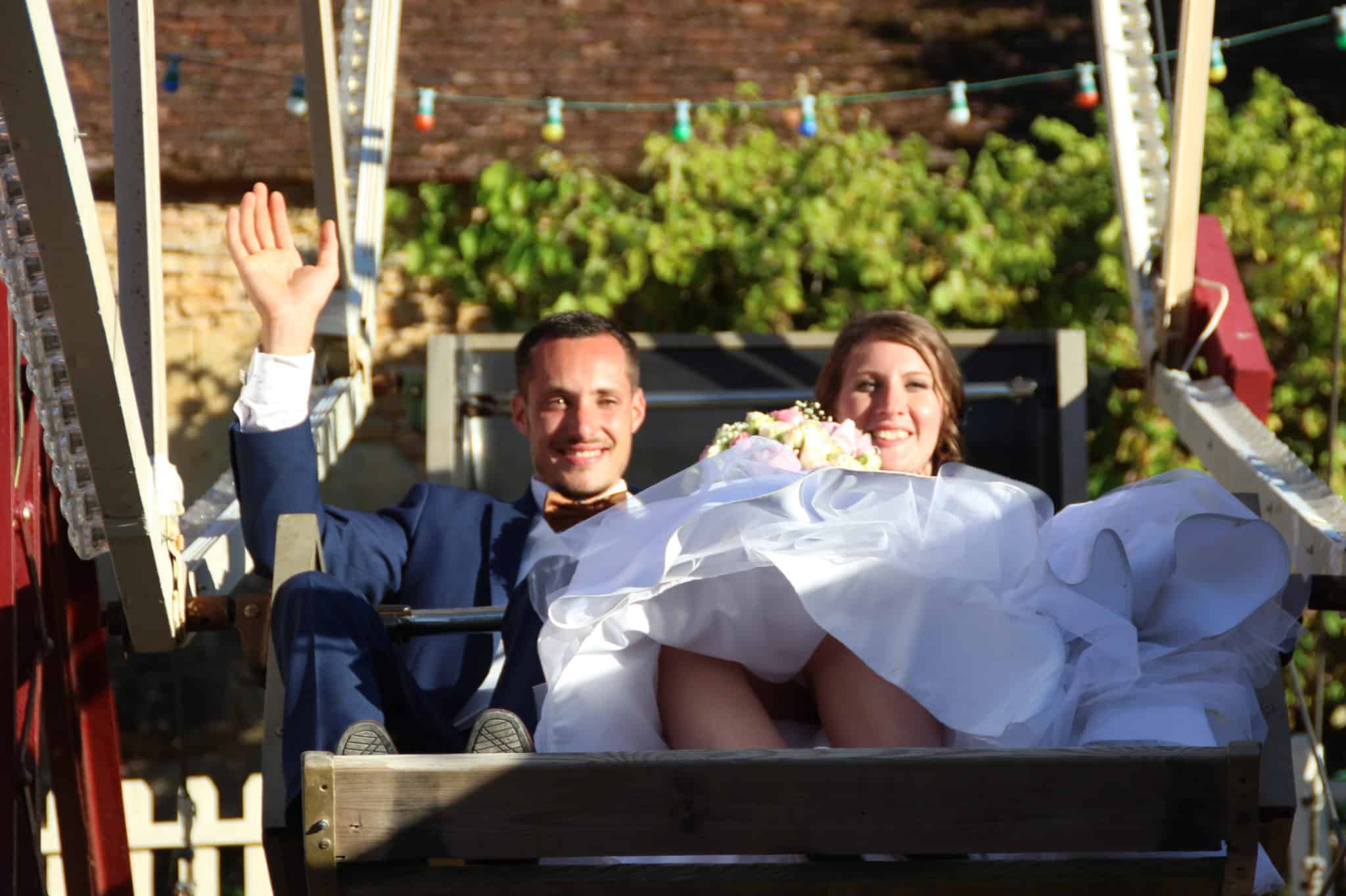 couple de mariés dans une grande roue mariage insolite